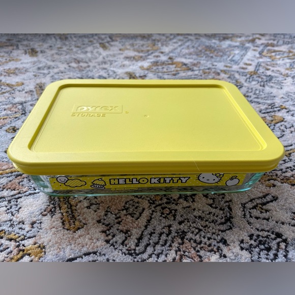 Pyrex x Hello Kitty Glass container with lid NWOT - Picture 3 of 10